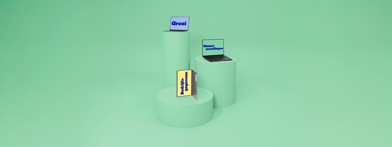 Drie laptops en een staand bord geplaatst op mintgroene cilindervormen, met op de schermen de teksten ‘Groei’, ‘Winkelinstellingen’ en ‘Bedrijfsgegevens’.