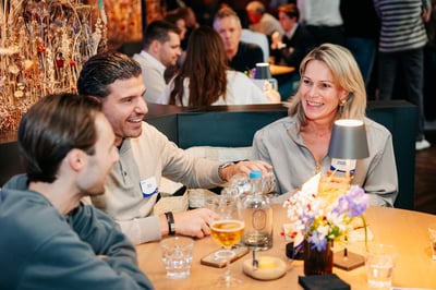 Lachende mensen aan tafel