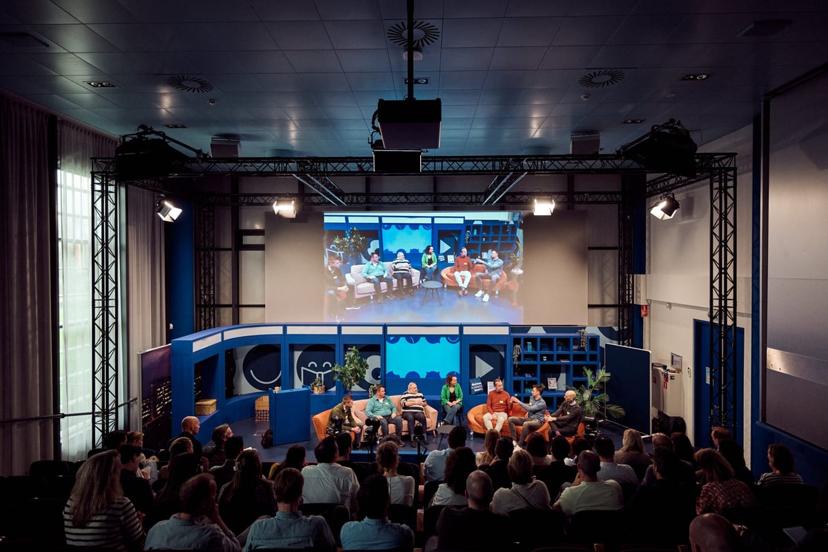 Auditorium gevuld met mensen