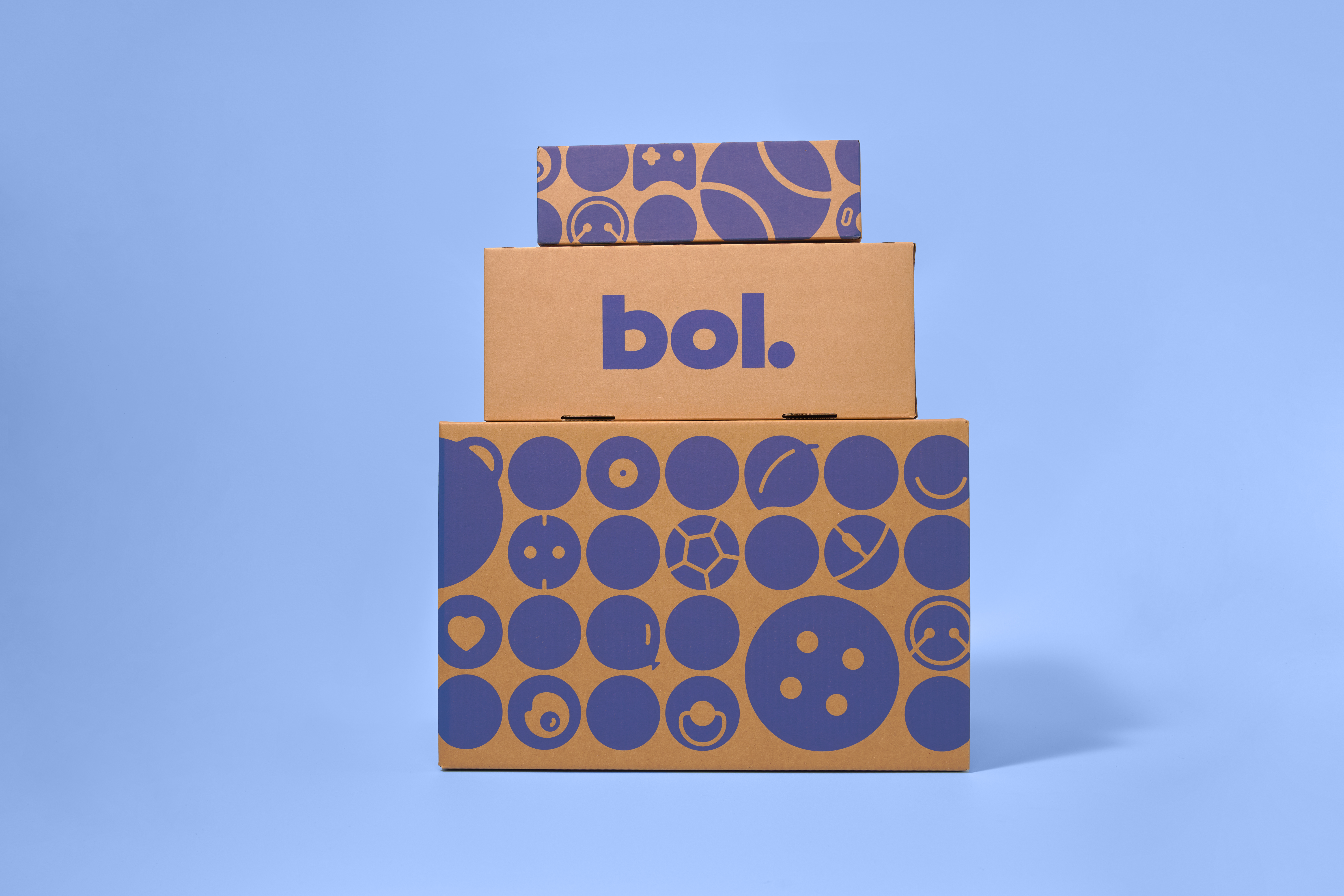 Stapel van drie bruine dozen met bol figuren op een blauwe achtergrond.