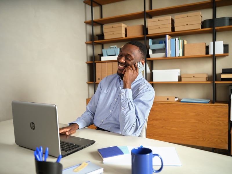 Eine Person telefoniert in einem Büro