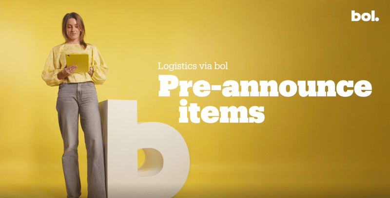 Charlotte ter Laak, presenter of this video, is standing next to a large 'b'.