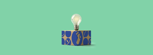 Een doos in bol-stijl met een lampje erop, voor een groene achtergrond.