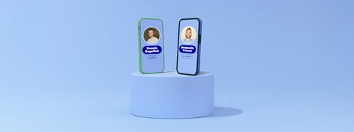 twee mobieltjes op een podium naast elkaar