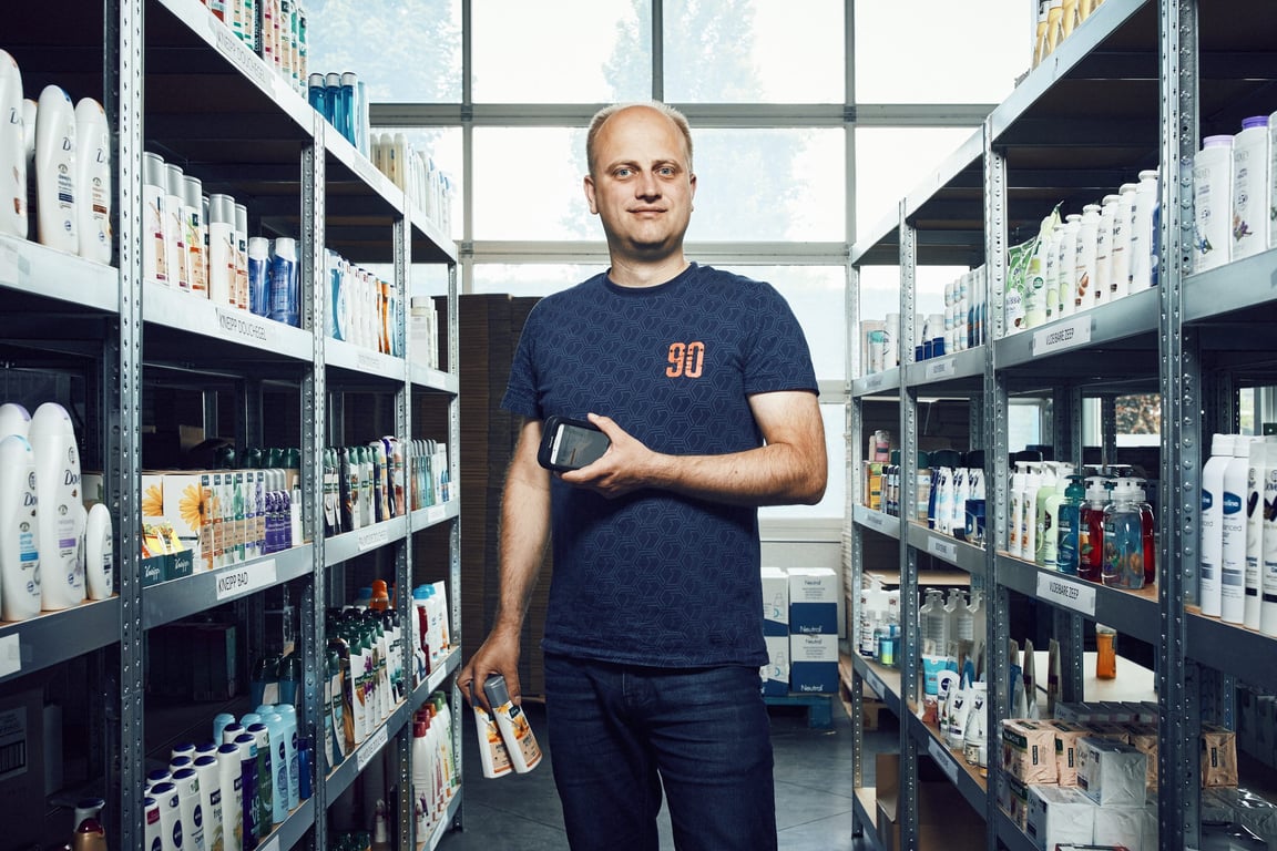 Jan op de foto in het magazijn