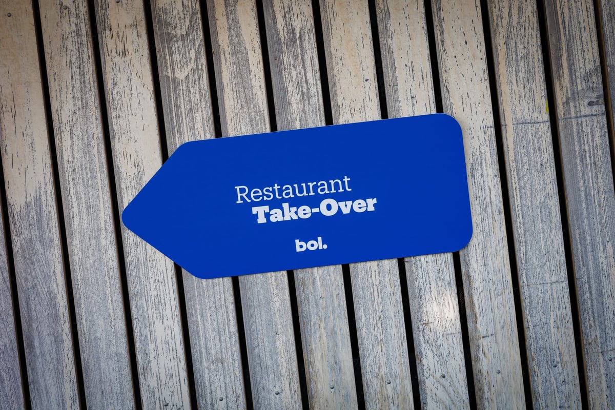 blauw bordje met pijl en tekst restaurant take-over