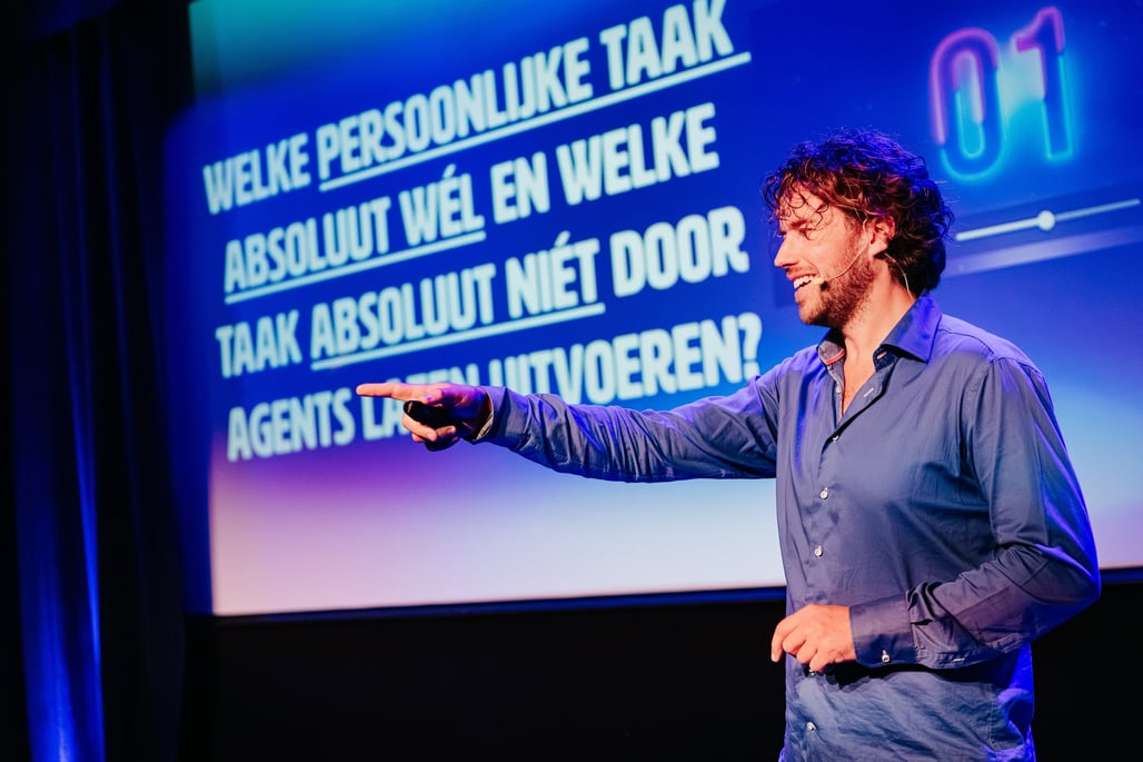 man presenteert