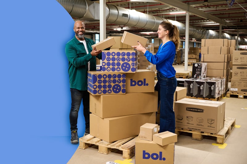 Een man en een vrouw die dozen aan elkaar overhandigen