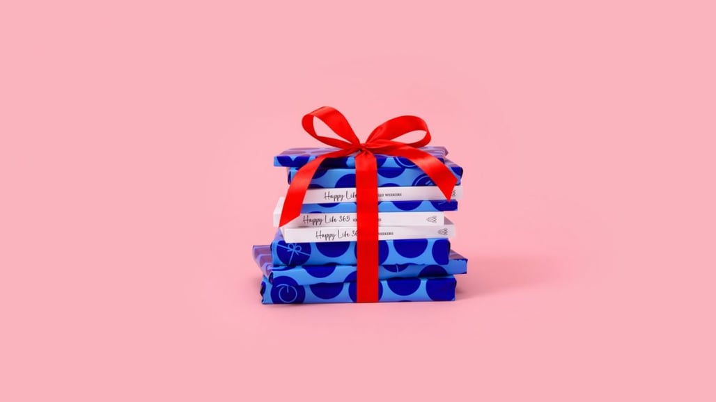 Een stapel notitieboekjes, verpakt in levendig blauw met verschillende patronen