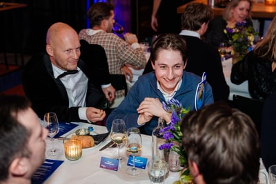 Een gezellig diner met mensen die rond een tafel zitten
