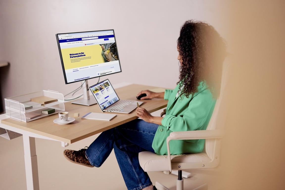 vrouw werkt aan haar laptop