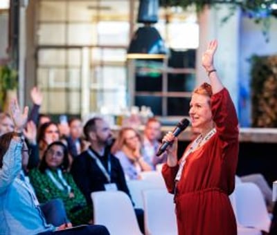 Presenatie wordt gegeven door vrouw