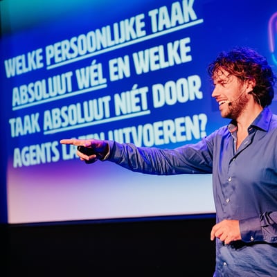 Man geeft presentatie