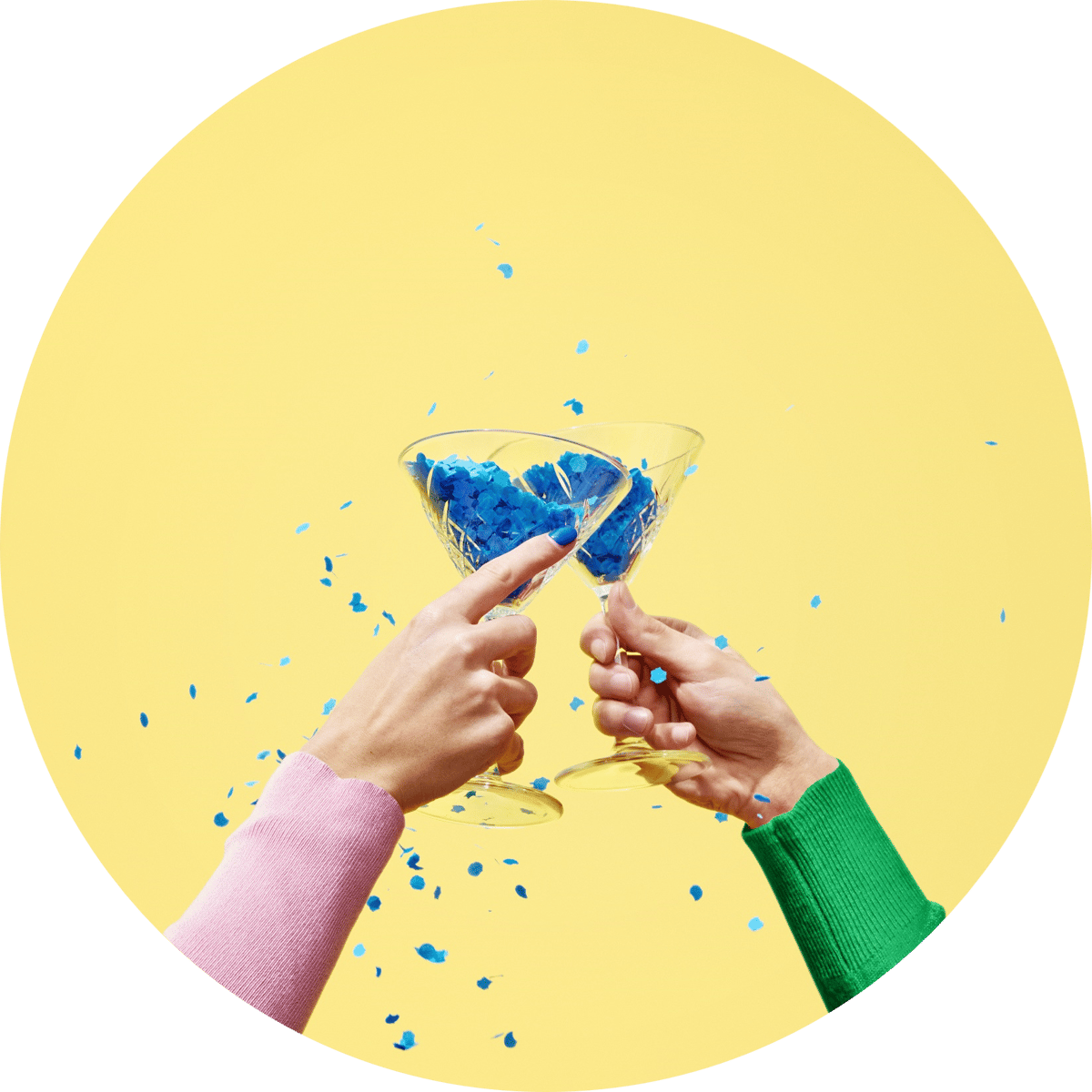 Cheers met twee glazen en blauwe confetti
