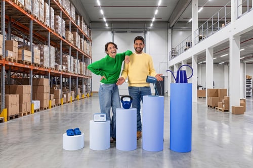 Man en vrouw bij sokkels met producten