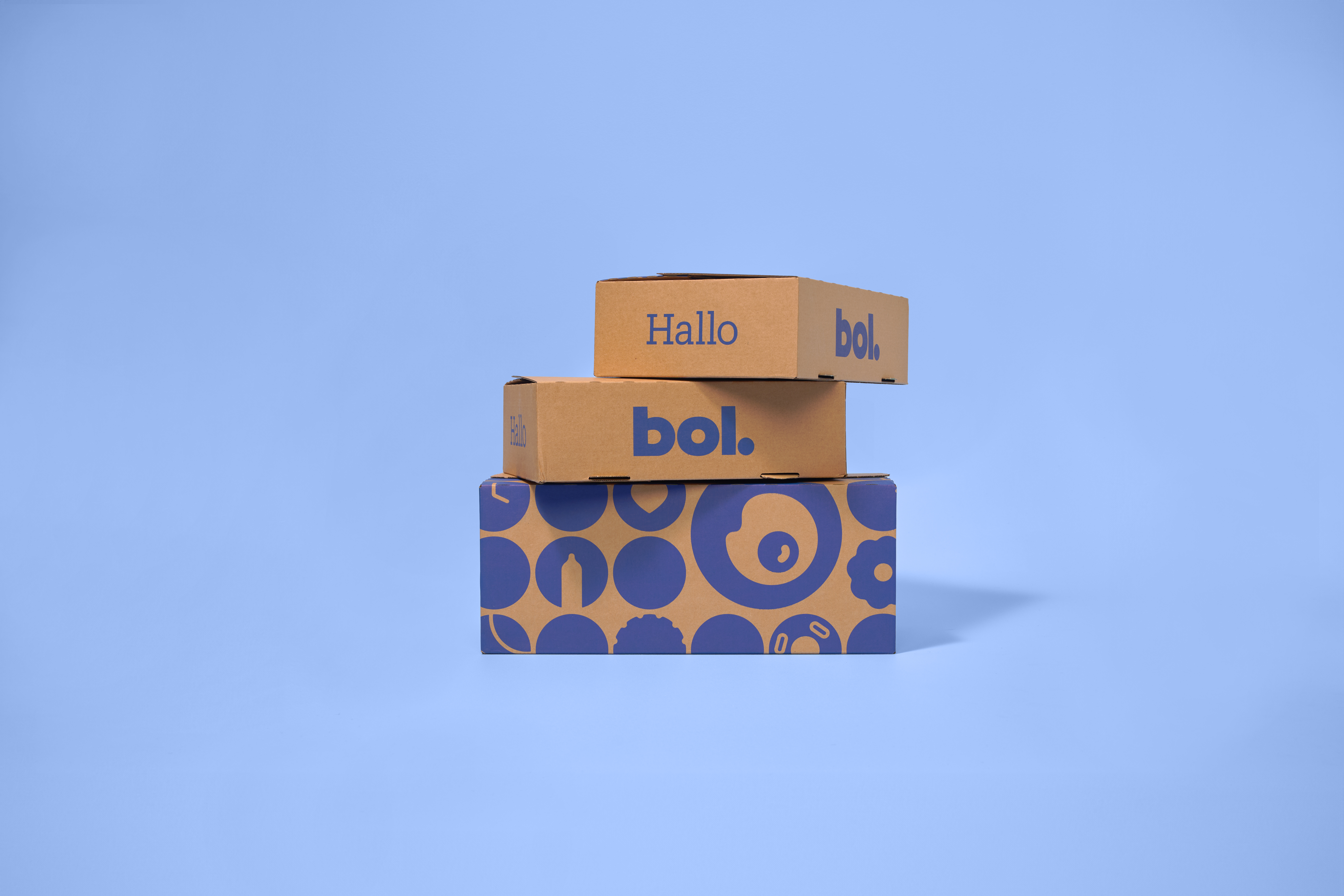 Bol dozen op elkaar gestapeld