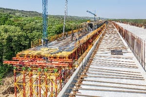 For concreting the two-lane superstructure, ALPHAKIT was supplemented in section B with components of the MULTIFLEX Girder