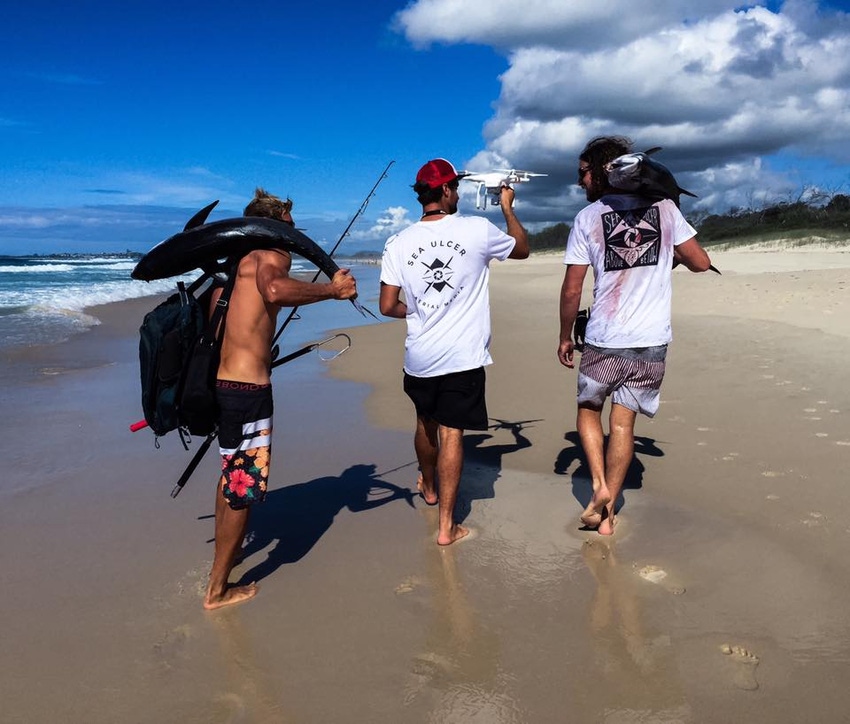Australian drone enthusiasts have caught big tuna with from the beach with the help of drones.
