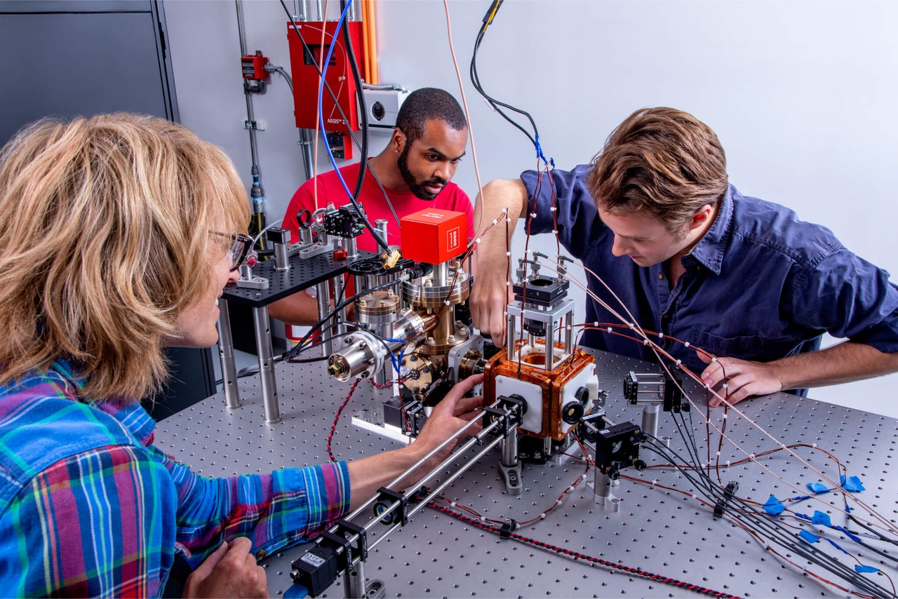 QuEra scientists work on quantum hardware QuEra scientists work on quantum hardware