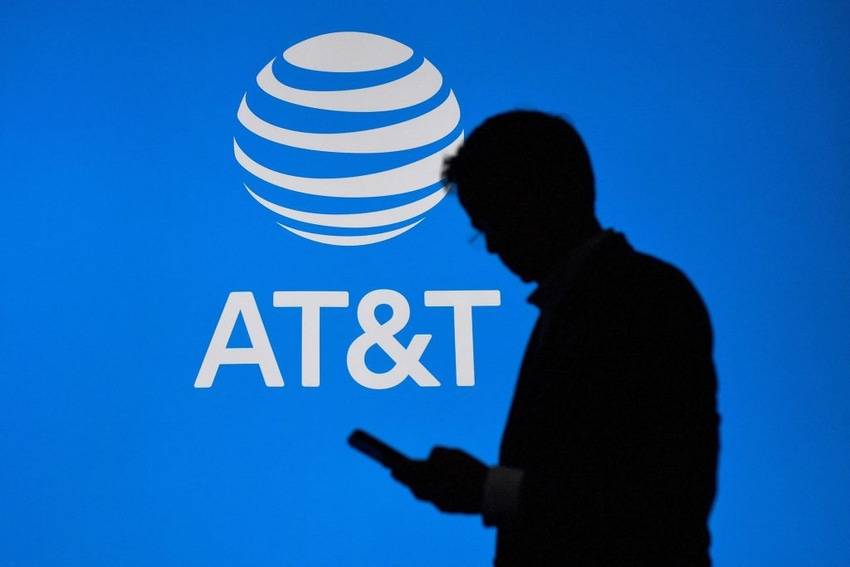 Thousands of AT&T, T-Mobile and Verizon customers are being impacted