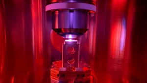 An optical microscope with a fluorescent organic molecular crystal