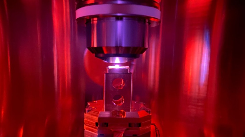 An optical microscope with a fluorescent organic molecular crystal