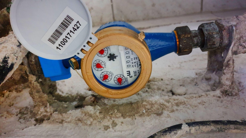 Image shows a newly installed water meter with seal. Image shows a newly installed water meter with seal.