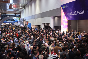 The CES central hall in 2023 crowded with visitors