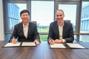 Young Liu, Foxconn CEO and Cedrik Neike, CEO of Siemens AG digital industries signing MoU