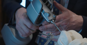 The hand-held device offers support in knee surgeries