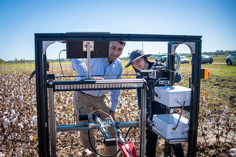 Hussein Gharakhani and Xin Zhang, assistant professors at MSU's Department of Agricultural and Biological Engineering Hussein Gharakhani and Xin Zhang, assistant professors at MSU's Department of Agricultural and Biological Engineering