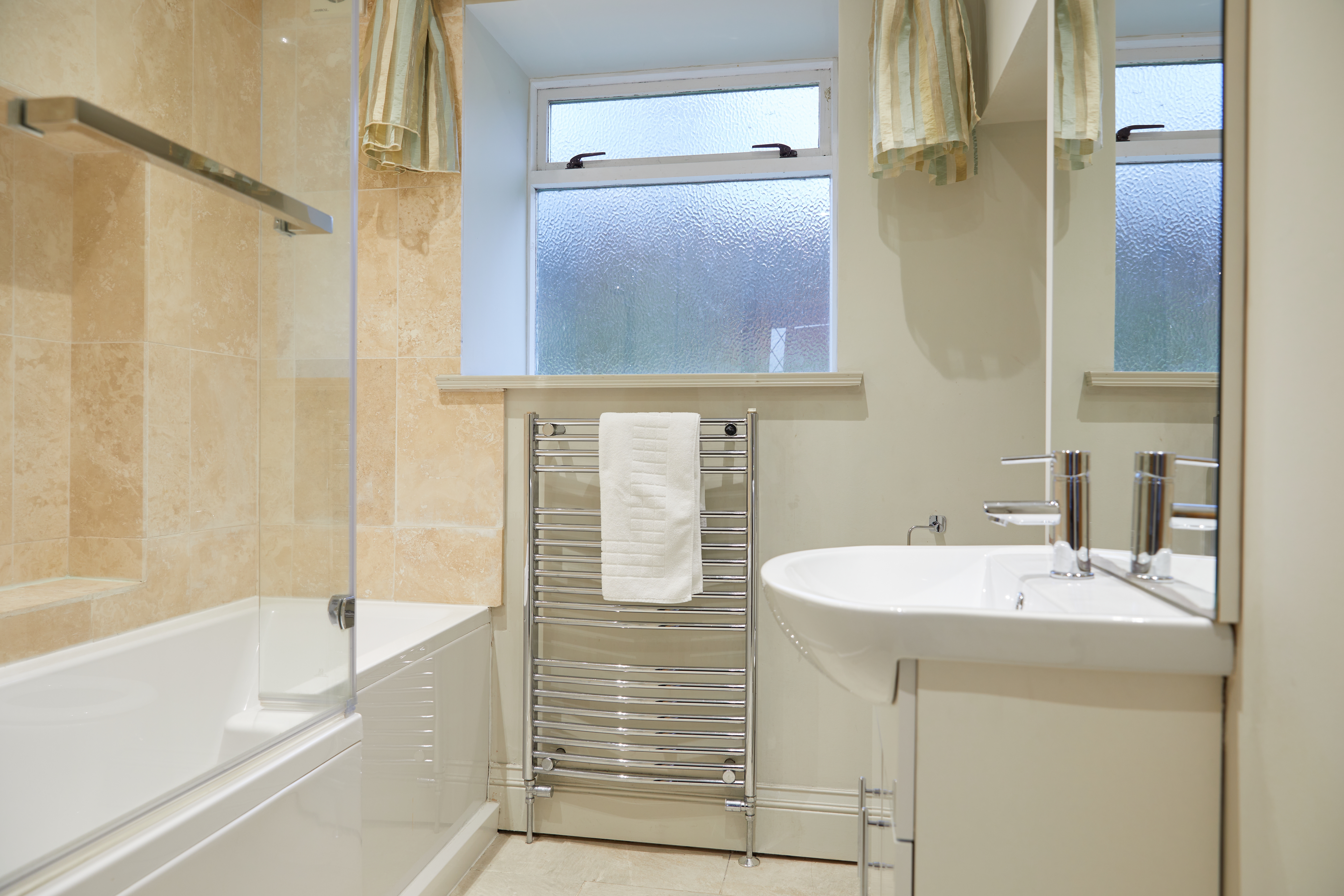 Brynteg Lakeside Cottage bathroom