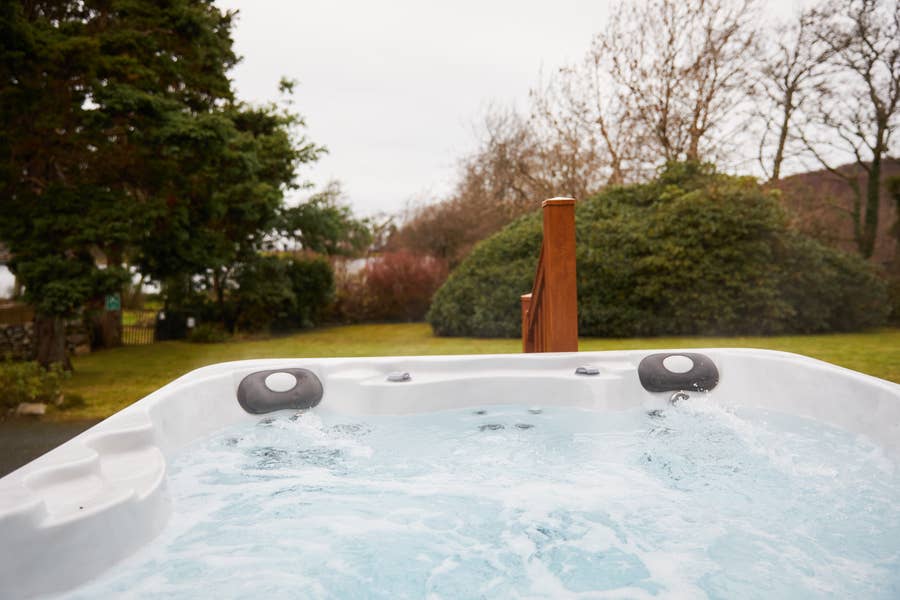 Brynteg Lakeside Cottage hot tub