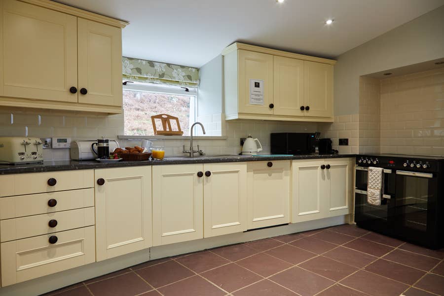 Brynteg Lakeside Cottage kitchen