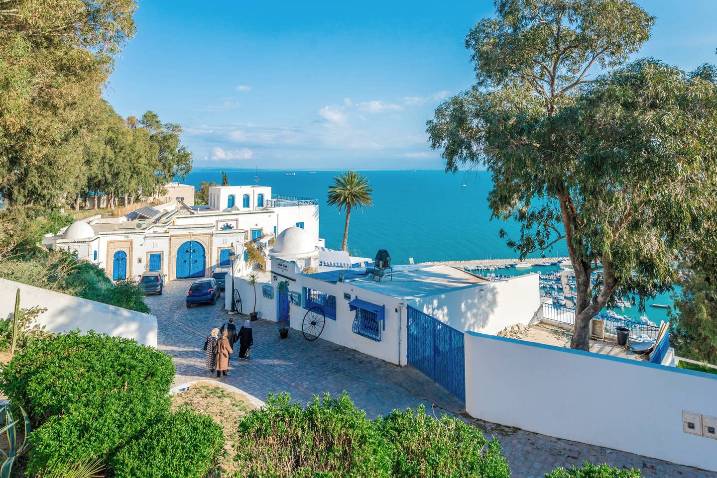 Stadt in Tunesien mit Meer im Hintergrund