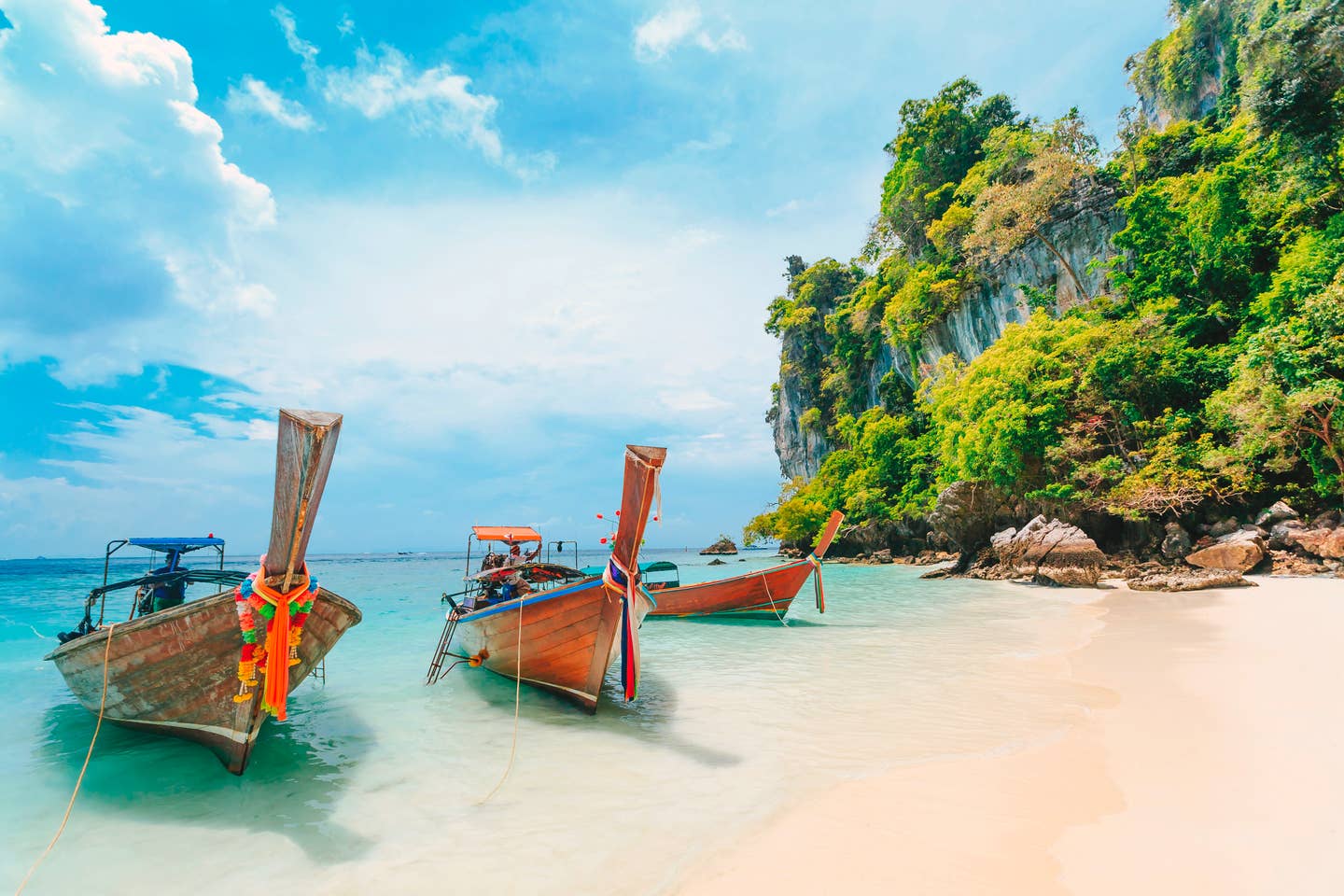 Strand mit Booten bei Khao Lak