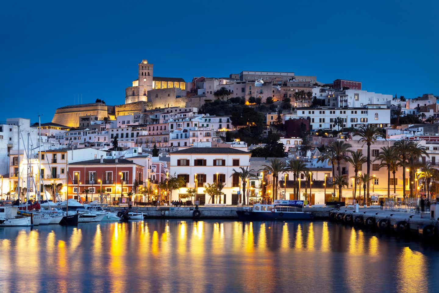 Ibizas Altstadt bei Nacht