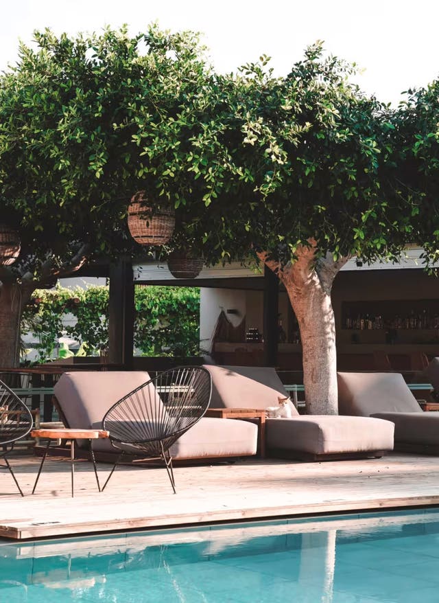 ananea Hotels Liegesessel am Pool direkt neben der Bar