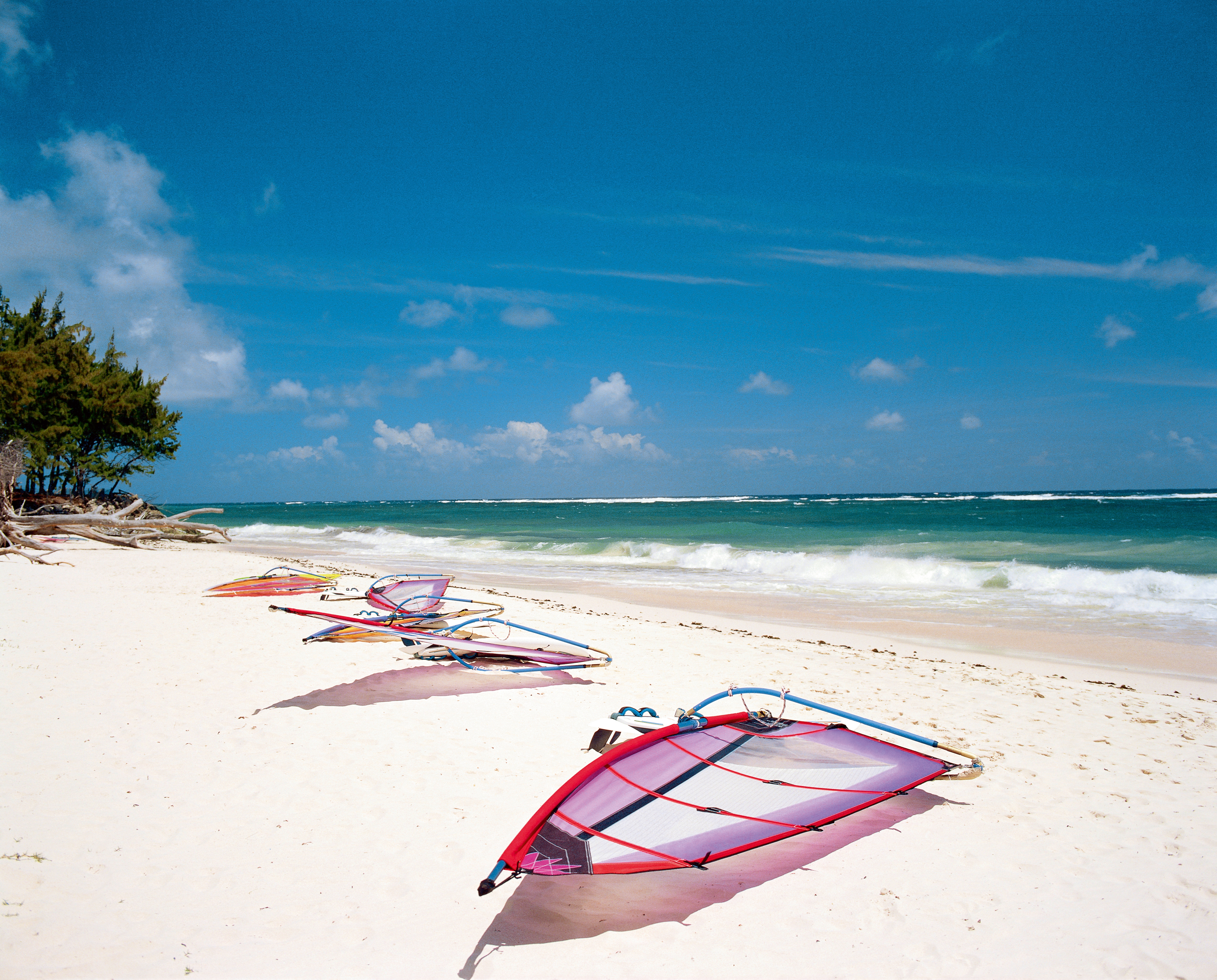 Plage avec des planches de kitesurf à la Barbade