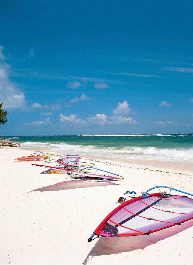 Îles des Caraïbes Plage avec des planches de kitesurf à la Barbade