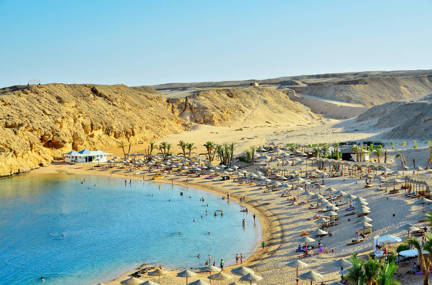 Bucht in Ägypten mit Sonnenschirmen Bucht in Ägypten mit Sonnenschirmen