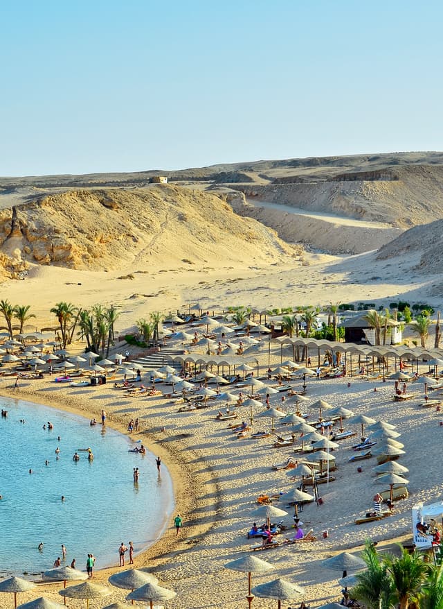 Soma Bay Bucht in Ägypten mit Sonnenschirmen