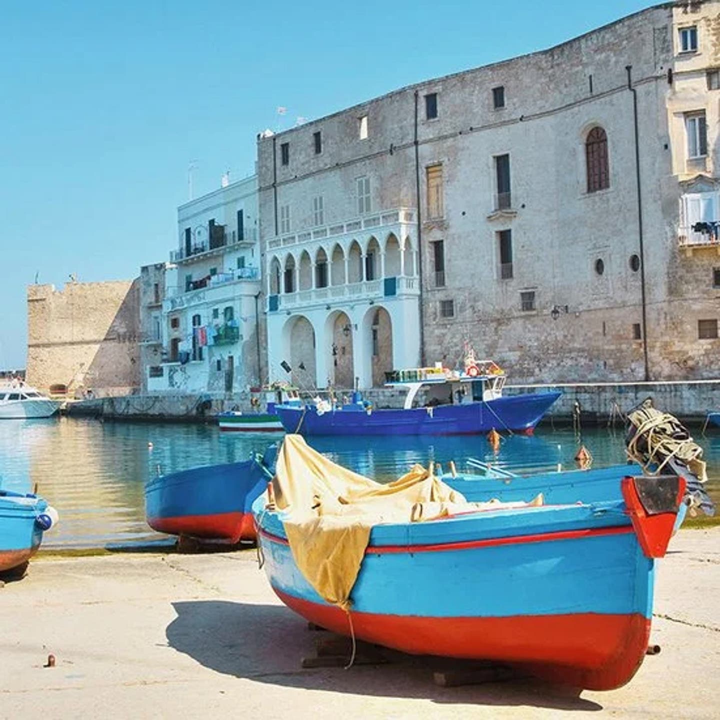 Boot am Hafen von Bari, Apulien