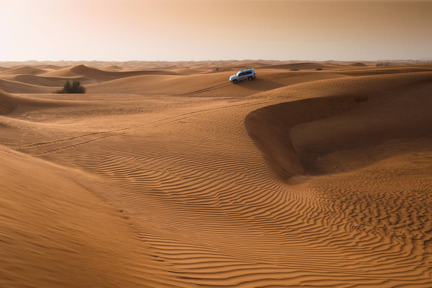 Jeep dans le désert près d'Abu Dhabi