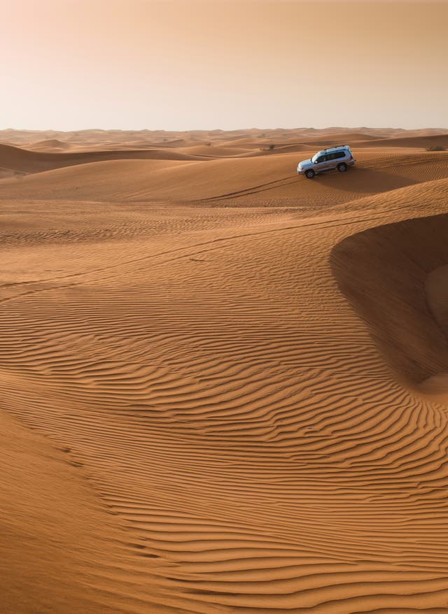 Abou-Dhabi Jeep dans le désert près d'Abu Dhabi
