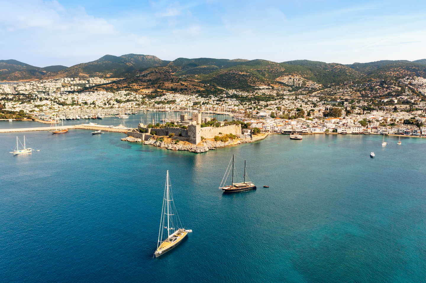 Hafen von Bodrum mit Yachten, Segel- und Motorboten am Anleger