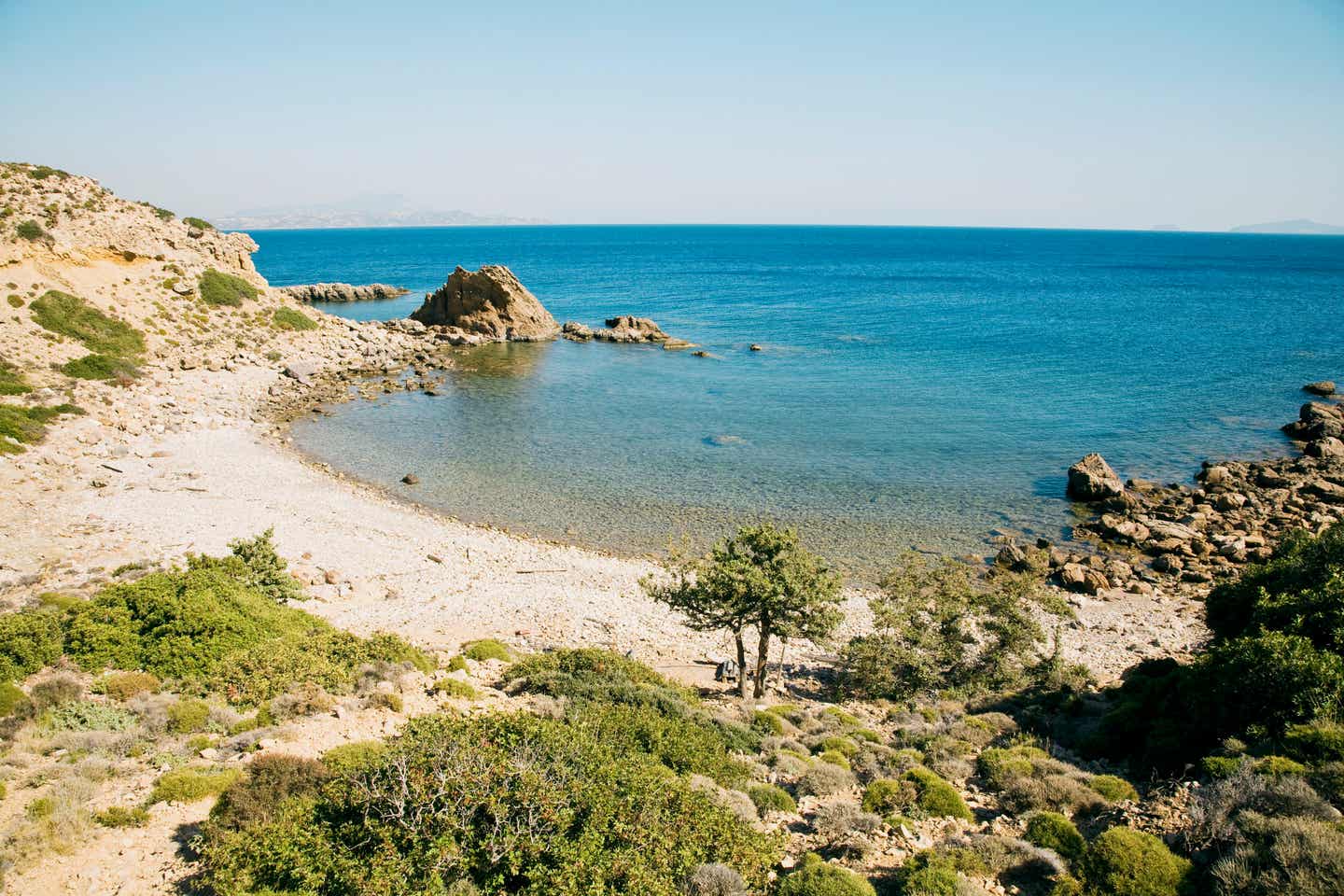 Strand zwischen Felsen auf der Insel Kos
