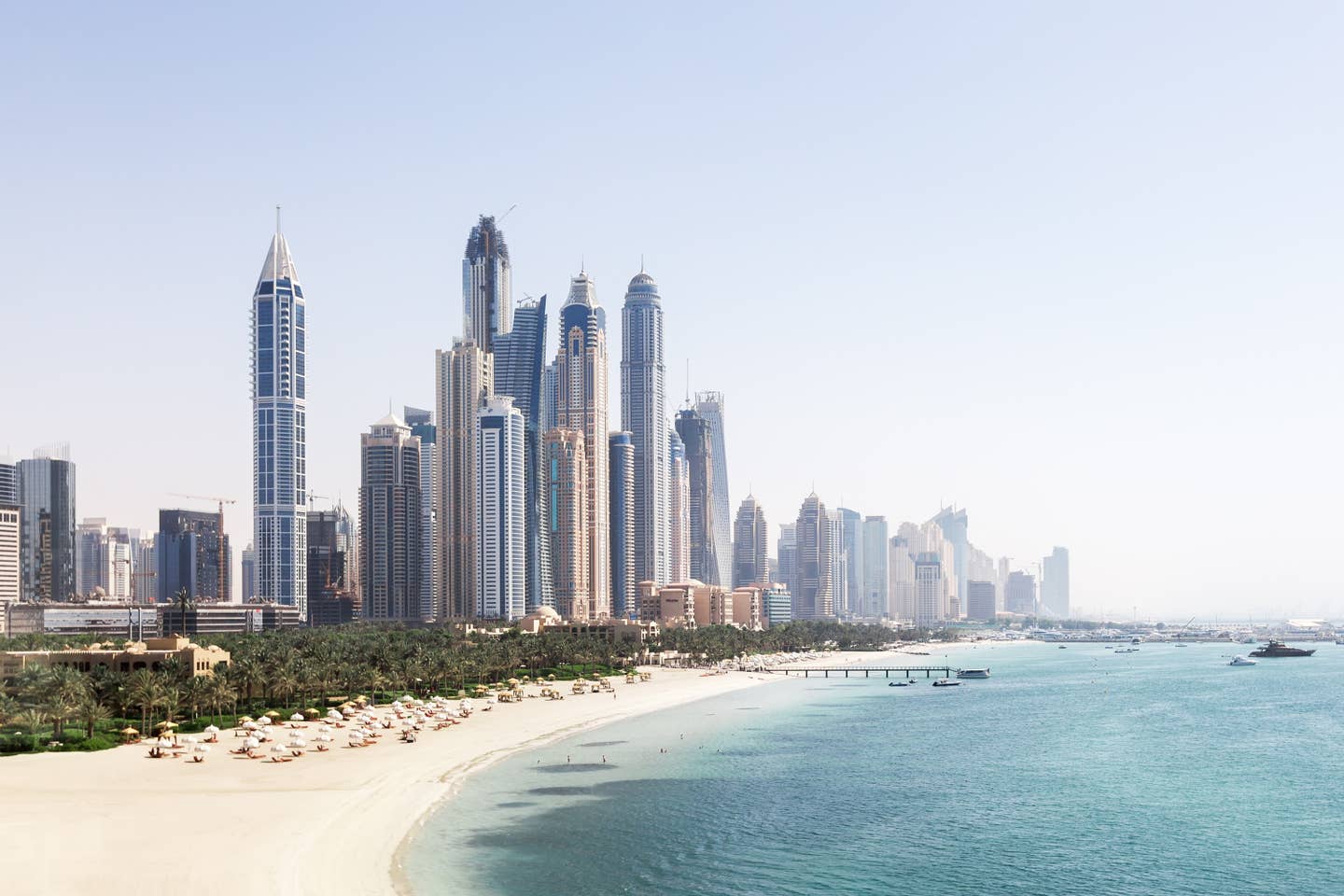 Vue de la ligne d'horizon de Dubaï et la plage