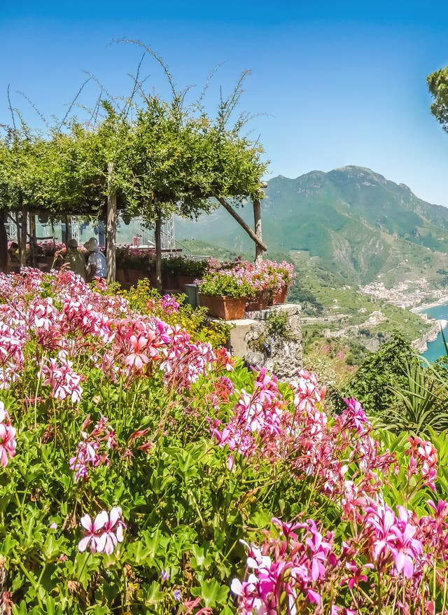 Italie Vue sur la mer entre les arbres, Italie