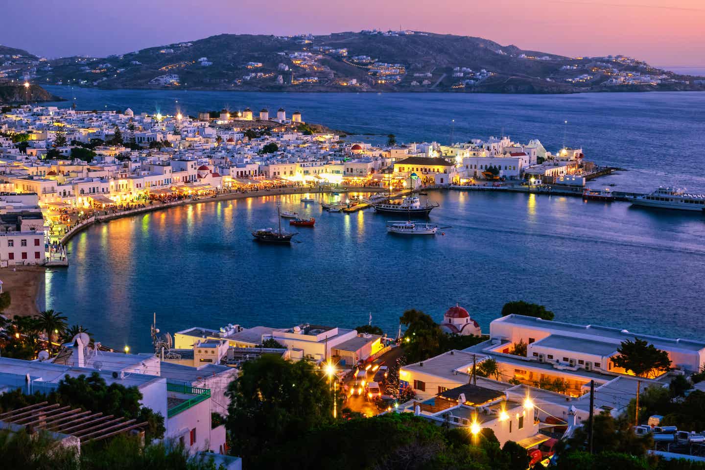 Blick auf Mykonos Hafen nach Sonnenuntergang